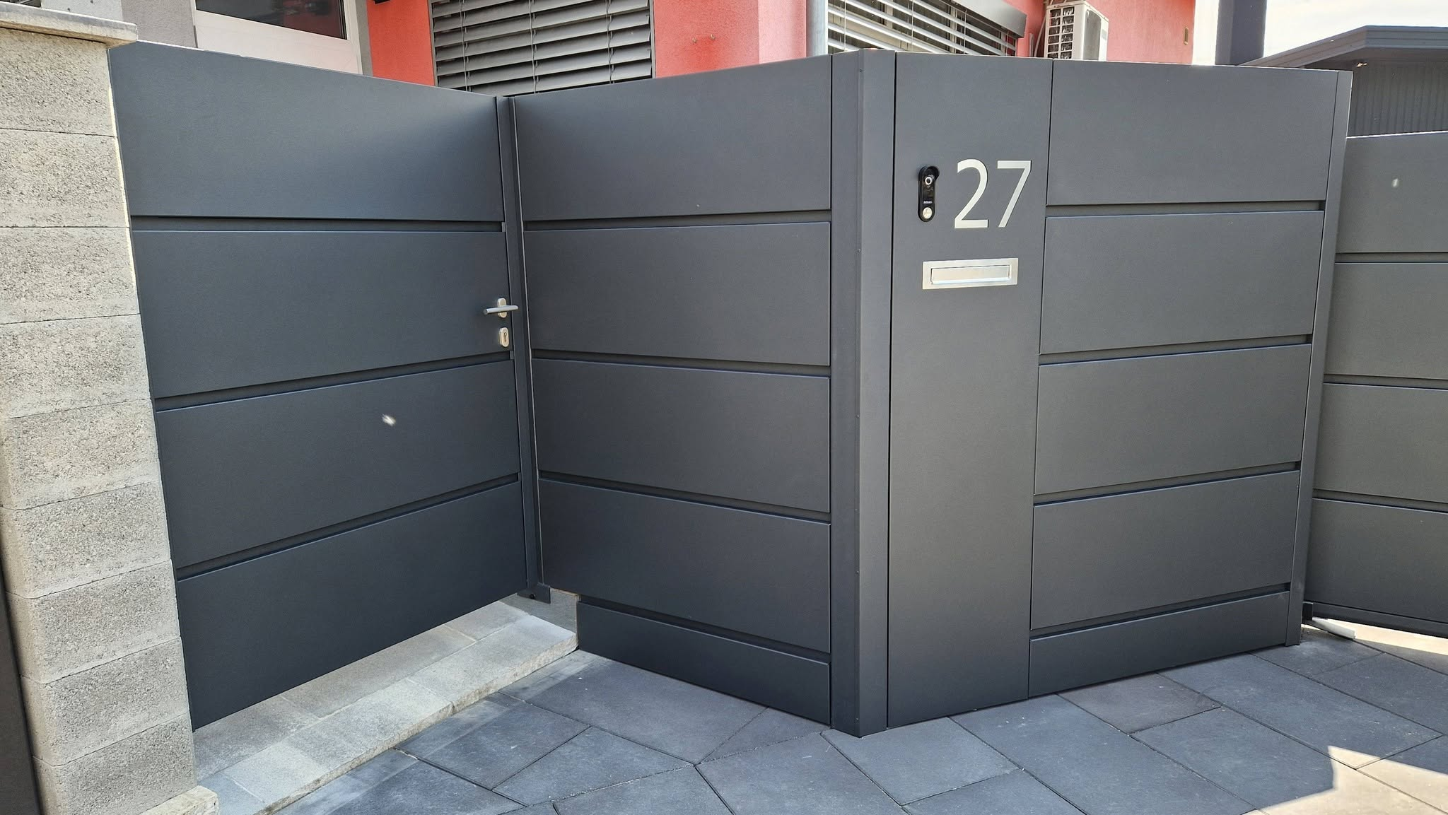 Detalj moderne metalne ograde
