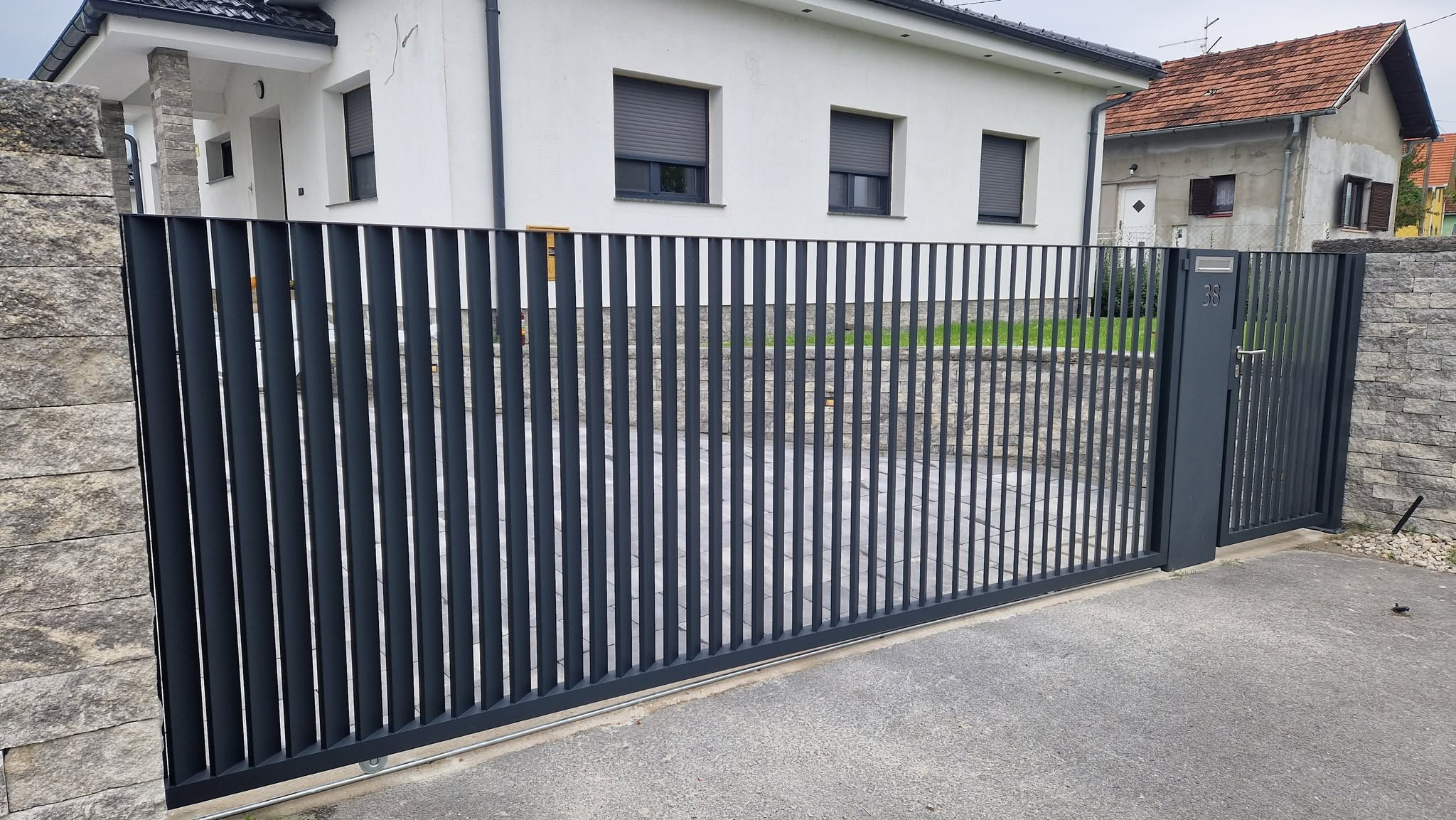 Moderna klizna ograda s kućnim brojem 38